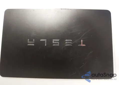 2025 Tesla Model Y Long Range Dual Motor All-Wheel Drive z USA, uszkodzony, nr VIN 7SAYGAEEXSF250779